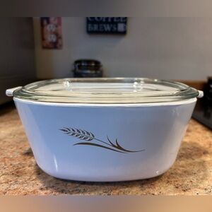 Wheat Pattern Corning ware W-2 1/2-B Vtg. Casserole. 2 1/2 qt. Pyrex Glass lid.